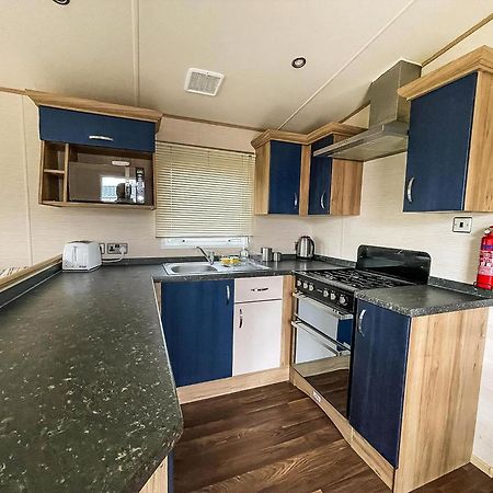 فندق Lovely 6 Berth Caravan With Decking And Wifi In Kent, Ref 47017C وايتستابل المظهر الخارجي الصورة