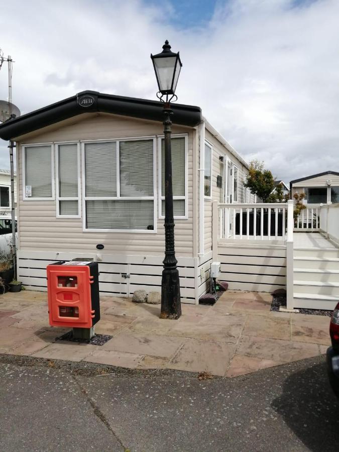 فندق Lovely 6 Berth Caravan With Decking And Wifi In Kent, Ref 47017C وايتستابل المظهر الخارجي الصورة