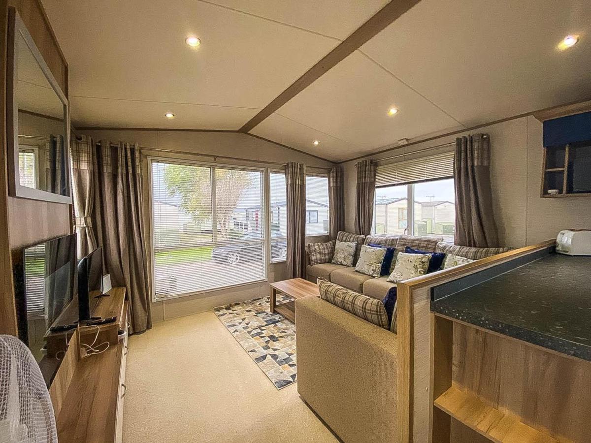 فندق Lovely 6 Berth Caravan With Decking And Wifi In Kent, Ref 47017C وايتستابل المظهر الخارجي الصورة