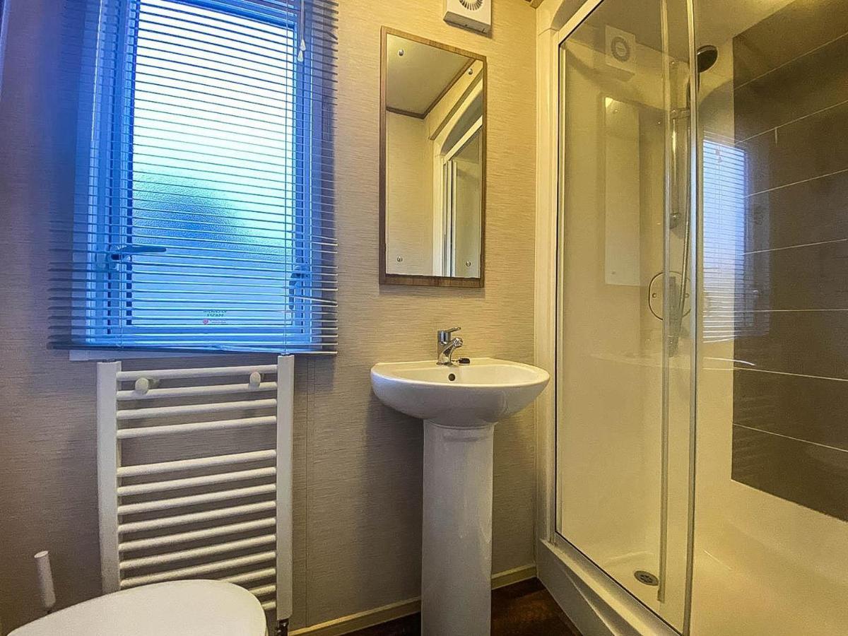 فندق Lovely 6 Berth Caravan With Decking And Wifi In Kent, Ref 47017C وايتستابل المظهر الخارجي الصورة