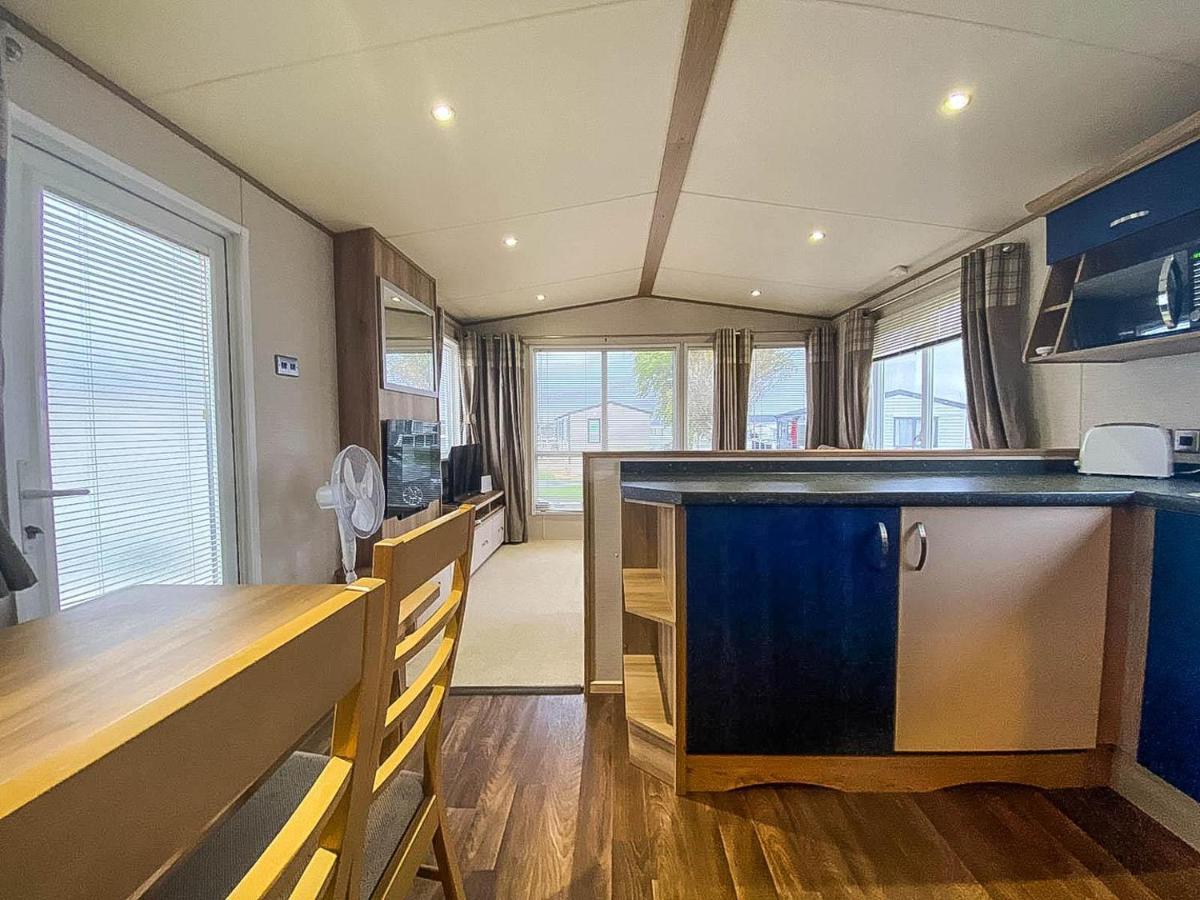 فندق Lovely 6 Berth Caravan With Decking And Wifi In Kent, Ref 47017C وايتستابل المظهر الخارجي الصورة