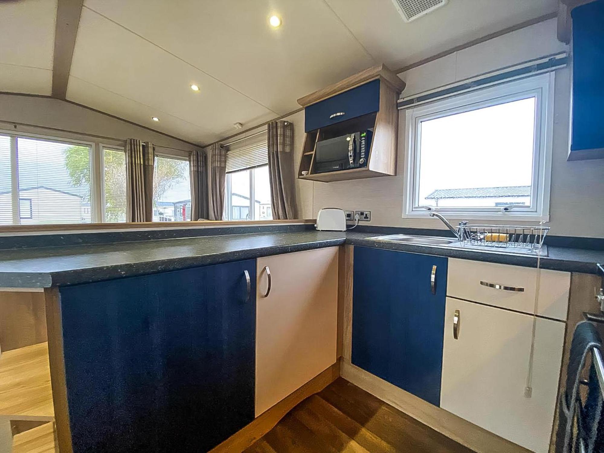 فندق Lovely 6 Berth Caravan With Decking And Wifi In Kent, Ref 47017C وايتستابل المظهر الخارجي الصورة