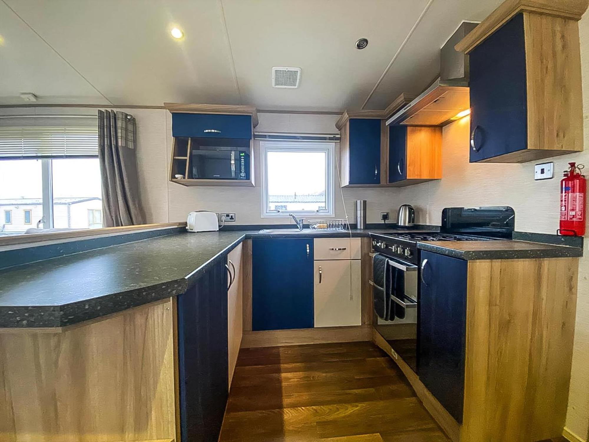 فندق Lovely 6 Berth Caravan With Decking And Wifi In Kent, Ref 47017C وايتستابل المظهر الخارجي الصورة