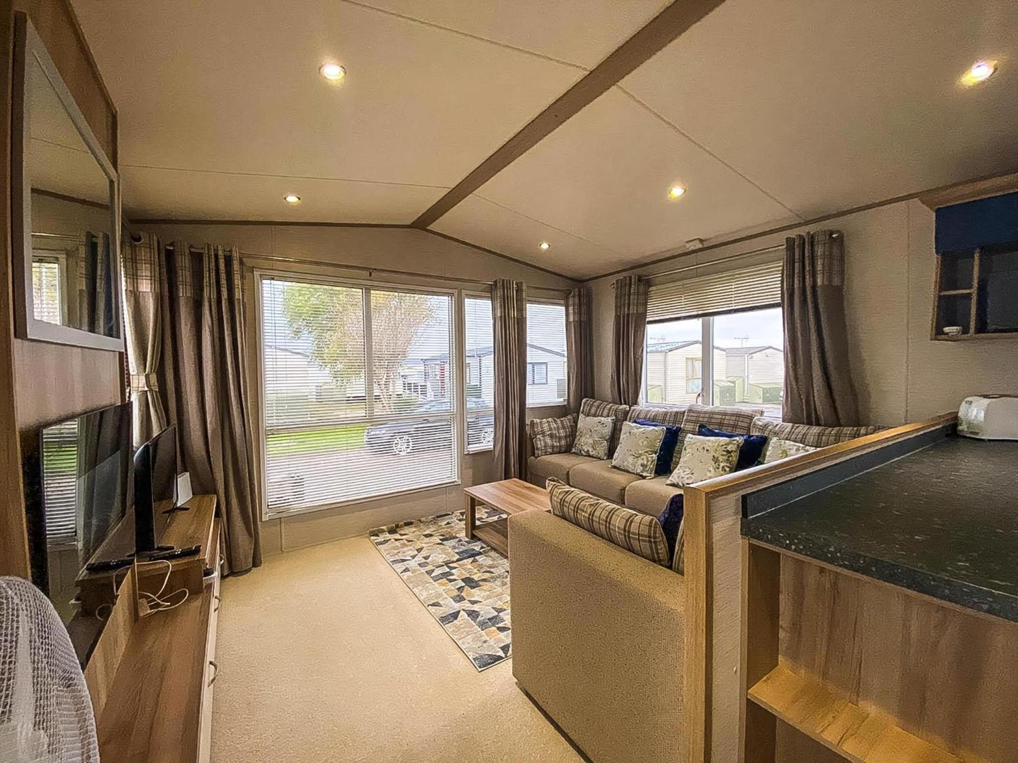 فندق Lovely 6 Berth Caravan With Decking And Wifi In Kent, Ref 47017C وايتستابل المظهر الخارجي الصورة