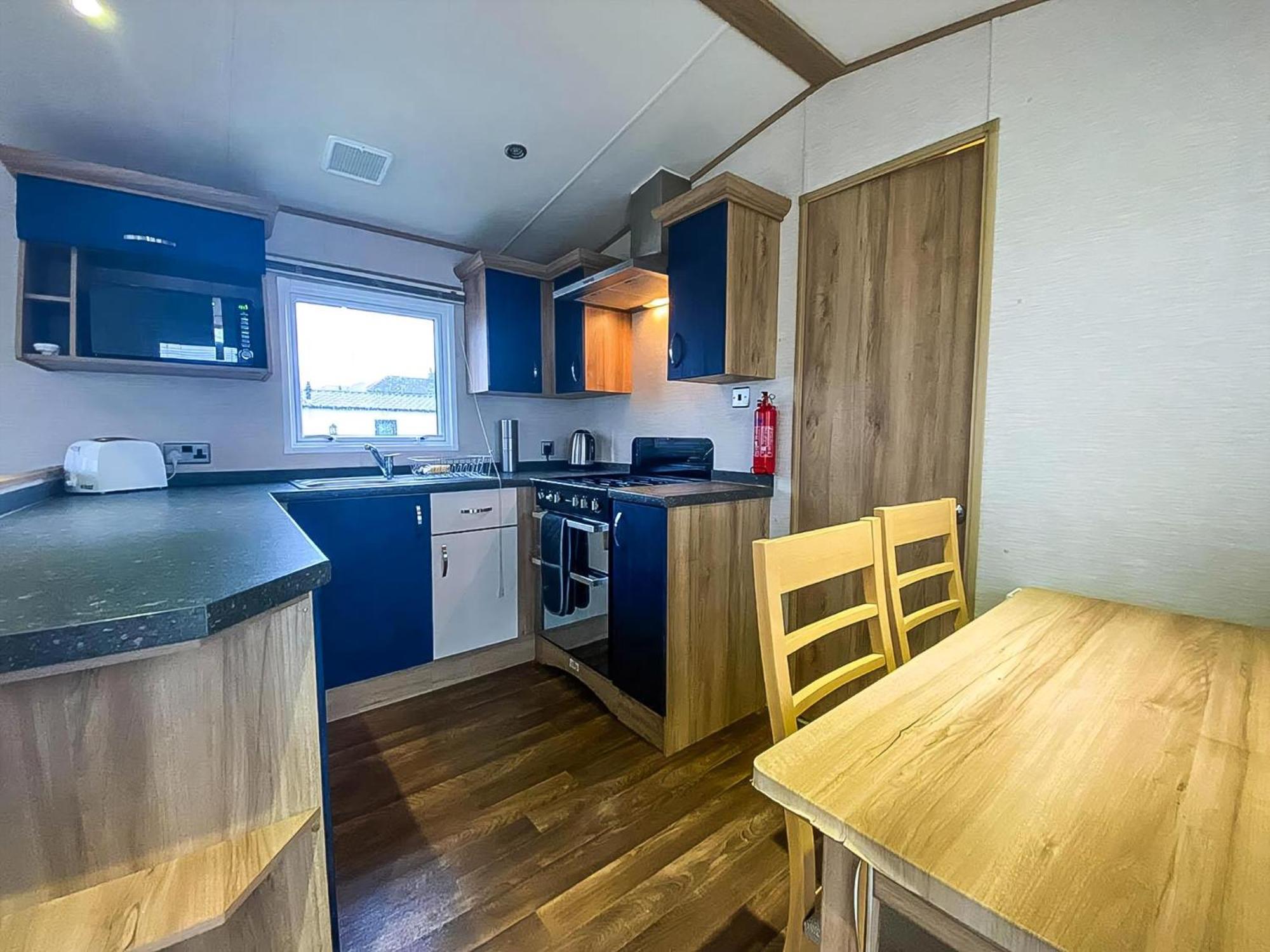 فندق Lovely 6 Berth Caravan With Decking And Wifi In Kent, Ref 47017C وايتستابل المظهر الخارجي الصورة