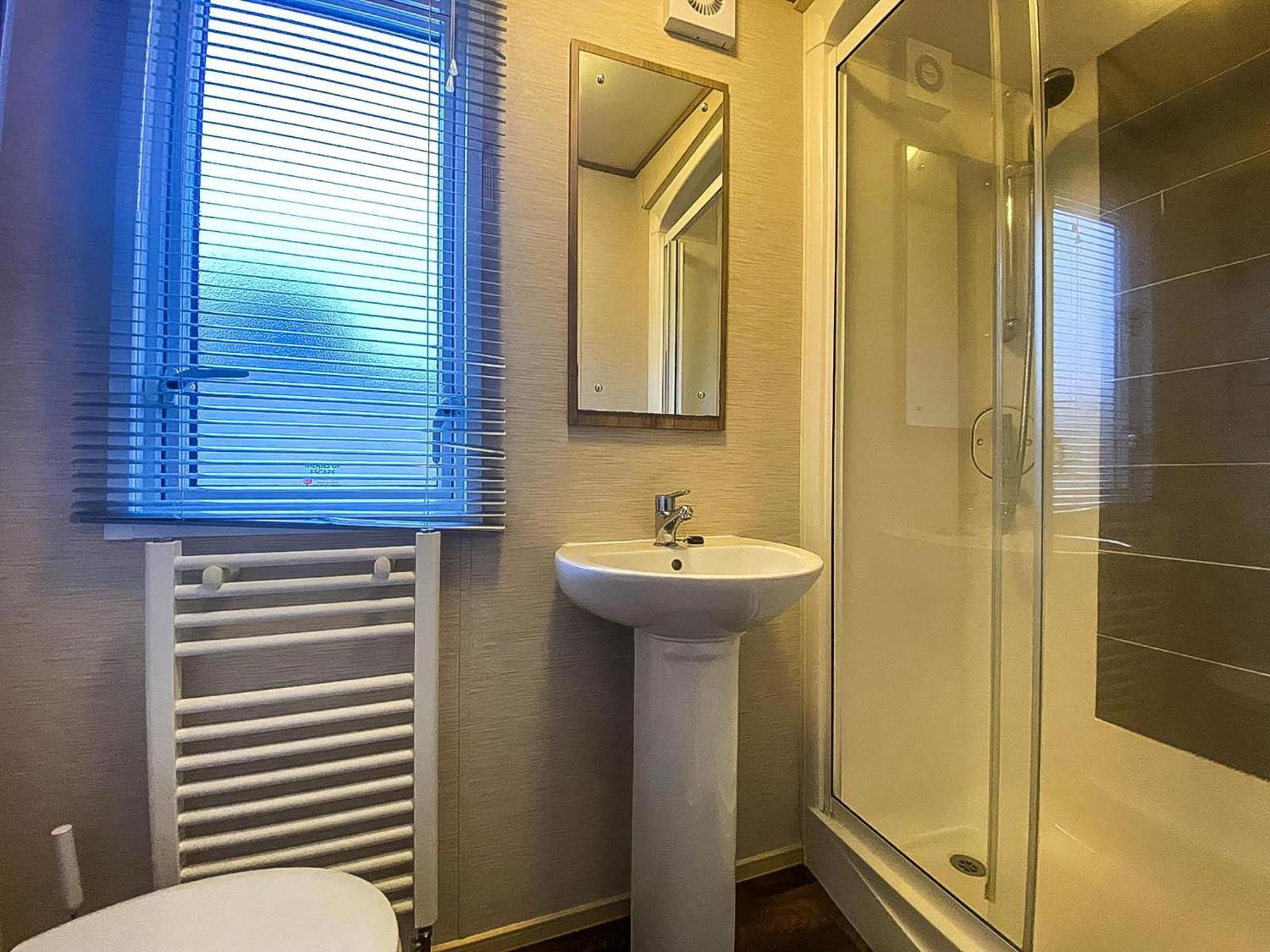 فندق Lovely 6 Berth Caravan With Decking And Wifi In Kent, Ref 47017C وايتستابل المظهر الخارجي الصورة