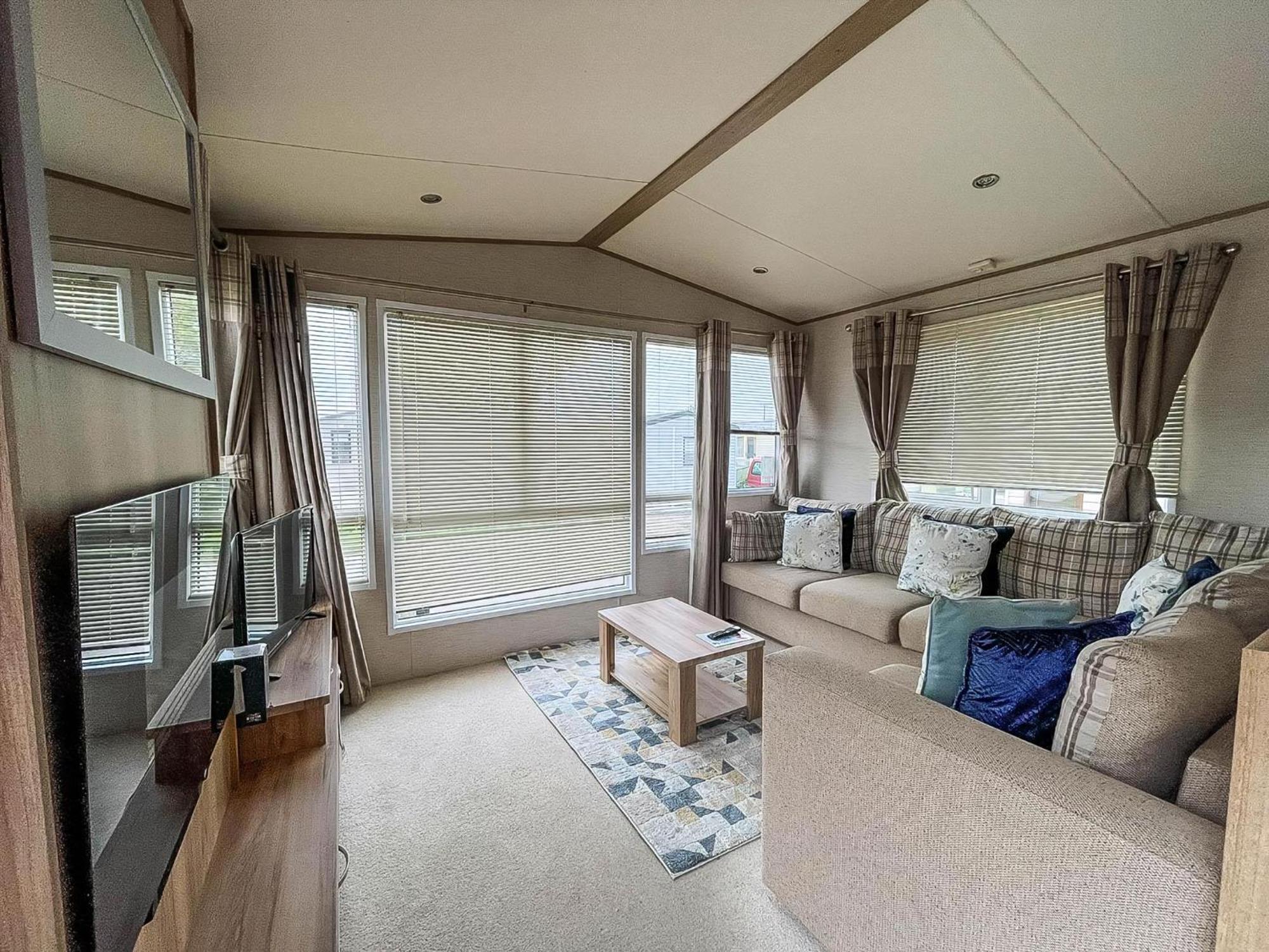 فندق Lovely 6 Berth Caravan With Decking And Wifi In Kent, Ref 47017C وايتستابل المظهر الخارجي الصورة