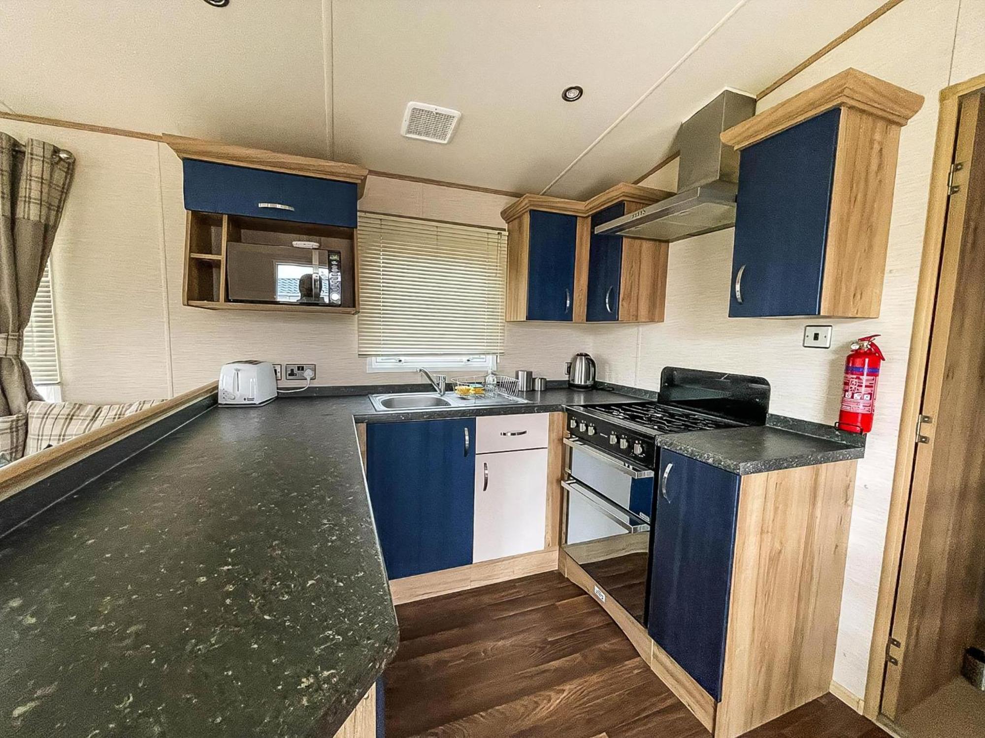 فندق Lovely 6 Berth Caravan With Decking And Wifi In Kent, Ref 47017C وايتستابل المظهر الخارجي الصورة